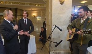 Путин допел за волнующегося студента МГУ песню про космос.