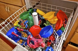 15 неожиданных предметов, которые стоит засунуть в посудомоечную машину!