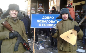 Бойцы «Азова» в ватниках и с балалайками блокируют российские банки