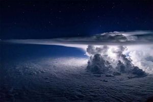 Летчик сделал потрясающее фото ночного шторма в момент удара молнии