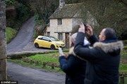 Туристы изуродовали машину, которая портила им вид на английскую деревню