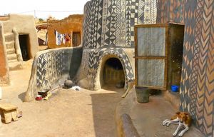 Африканская деревня, где каждый дом — произведение искусства