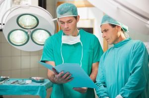 Хирурги не случайно носят только зеленую и синюю форму. На это есть важная причина