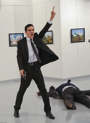 Жюри «World Press Photo» выставили убийцу российского посла триумфатором