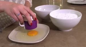 Она разбила яйцо в чашку и поставила его в микроволновку. Спустя 3 минуты десерт был готов!
