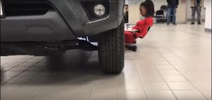 Невероятно: девушка станцевала с подносами под днищем автомобиля