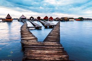 Вы не поверите, но это не Мальдивы: живописная деревня на сваях на озере в Венгрии