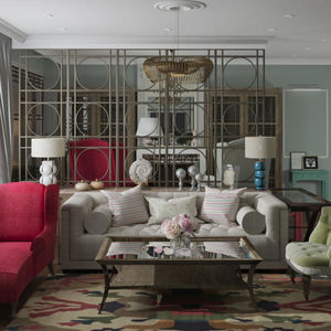 Яркая гостиная с белым диваном и розовым креслом