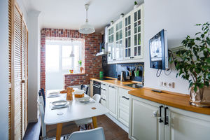 Белые кухонные гарнитуры: примеры из реальных московских квартир