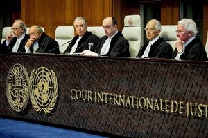 Гаагский суд - "он не доступен звону злата"?
