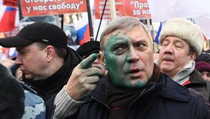 Касьянову плеснули зеленкой в лицо на марше памяти Немцова в Москве