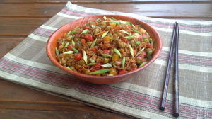 Жареный рис с овощами и имбирем в азиатском стиле