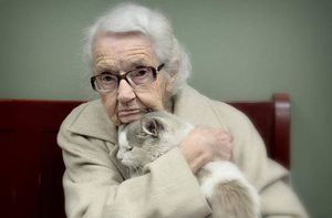 Когда внуки оставили кота бабушке, то даже не подозревали, что он так ей пригодится