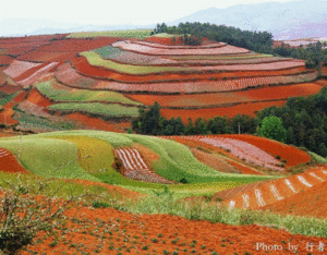 Очаровательные Красные земли в Китае