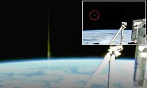 Сеть взбудоражили кадры приближения гигантского инопланетного корабля к МКС