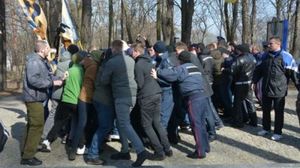 «Не ступайте на эту землю»: украинские радикалы избили киевскую делегацию