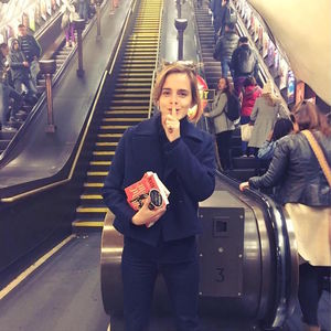 Книжная фея: актриса Эмма Уотсон прячет книги в лондонском метро