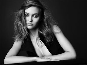 Лили-Роуз Депп перед объективом Тома Манро для Vogue Italia