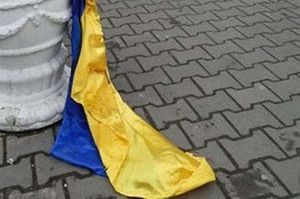 Западенец растоптал украинский флаг в Ивано-Франковске