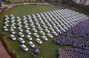 Индийский бизнесмен подарил своим сотрудникам 1260 машин и 400 квартир