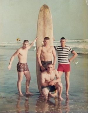 Они позируют на пляже, прежде чем уйти на войну. Это фото 50 лет спустя заставит тебя заплакать!