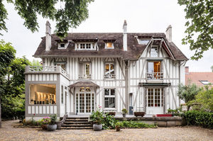 Дом 19-го века недалеко от Парижа, Франция.