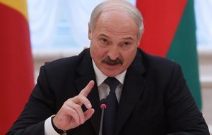 Лукашенко попросил ученых найти решение, чтобы не ползать перед братьями на коленях