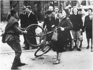 К вопросу об одной исторической фальсификации, или о снимке "Советский солдат отбирает велосипед".