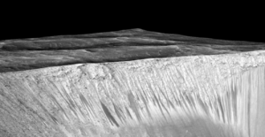 Темные полосы на Марсе могут быть вызваны не текущей водой, а сухими оползнями