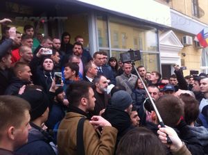 В Волгограде Навальному вручили фашистскую каску 