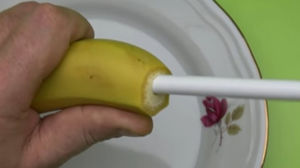 Просто вставьте в банан соломинку. Результат вас порадует!