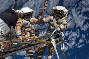 «Роскосмос»: зачем нам люди на орбите?