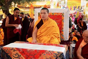 Лидер тибетских буддистов отрекся от монашеских обетов и женился