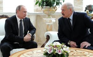 Спина к спине и отстреливаемся: чем Путин «подкупил» Лукашенко?