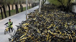 Свалка сломанных велосипедов из пекинского проката