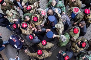 Казаки защищают Россию: сторонников Навального в Ростове огрели нагайками.