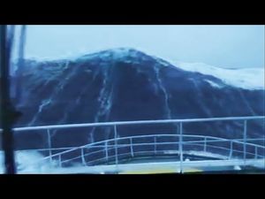 Как выглядит удар тридцатиметровой волны с борта корабля