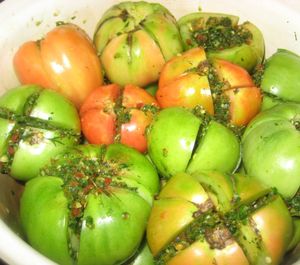 Зеленые маринованные томаты