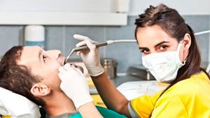 Мужчина отказывался слушать женщину стоматолога. Но он был в шоке, когда она сказала ему это!