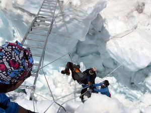 Альпинисты России идут в зону смерти Эвереста капсулировать вмерзших в лед
