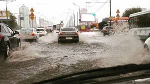 «Пусть плывут неуклюже пешеходы по лужам»: как выглядят последствия рекордного потопа в Москве