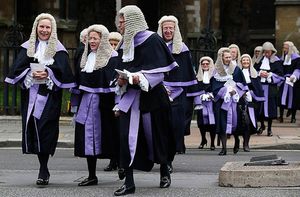 Зачем британским судьям парики?