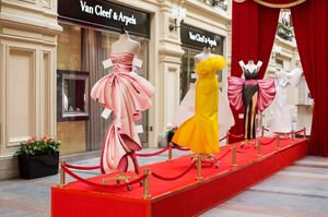 В ГУМе открылась экспозиция "Бумажные куклы: 2D-мода от Moschino"