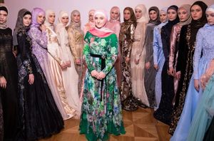 Закрытые женственные наряды на смену ультрамини… Платья дочери Кадырова завораживают!