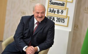Попытка усидеть на двух стульях: Лукашенко давно ходит по грани..