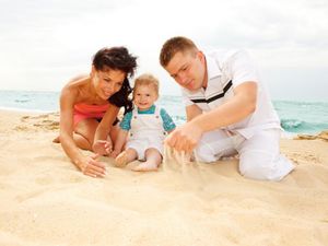 Женщина оставила мужа присмотреть за сыном на пляже.Когда она вернулась, она увидела шокирующую картину..