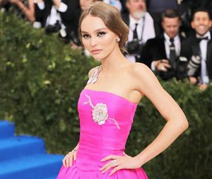 Всепобеждающая юность: Лили-Роуз Депп в винтажном платье Chanel на Балу Института костюма-2017