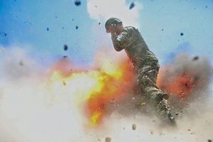 Фотограф армии США сняла взрыв, от которого погибла