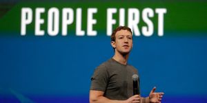 Facebook наймет еще 3000 модераторов для борьбы с трансляциями убийств