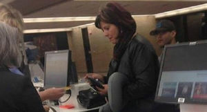 Фотография женщины, которая стоит в здании аэропорта, моментально разлетелась по Интернету! И вскоре Вы поймете причину (ФОТО)!